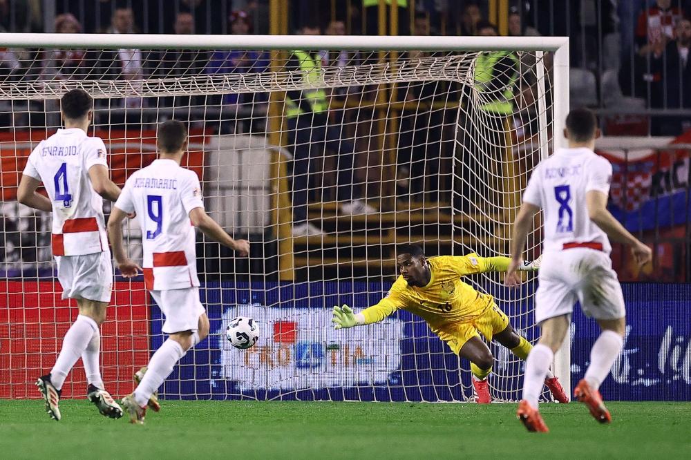 凯尔特人小球迷和远道而来的瑞士年轻人球迷互动