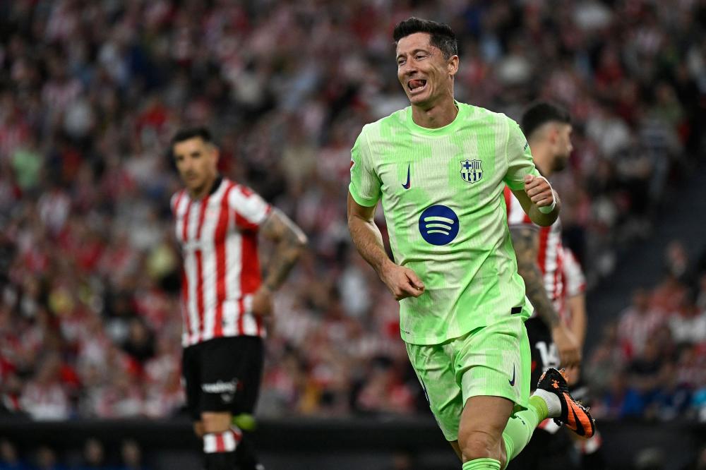 队友疯狂给他做掩护