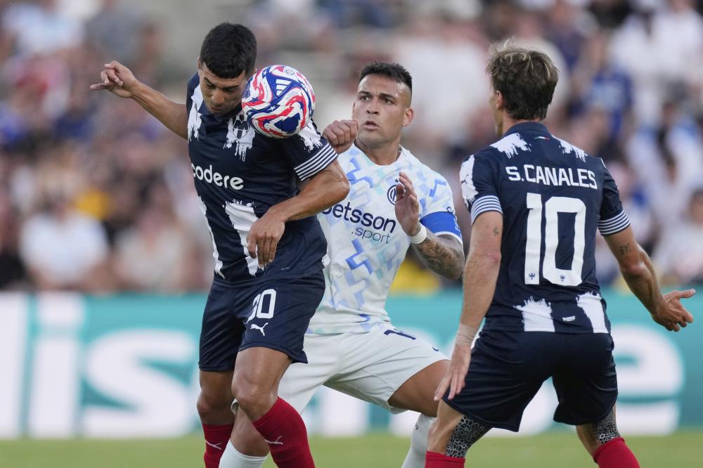 汉斯-弗里克对巴萨室内足球队的惊喜访问